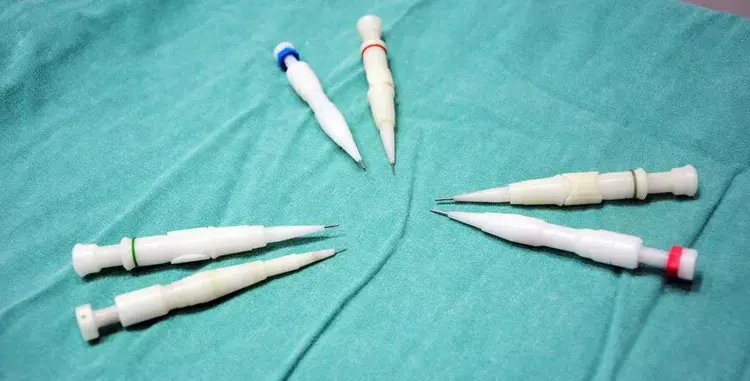 تُسْتَخْدَمُ أَقْلَامُ "تشوي" ذَاتُ الحَدِّ النَاعِمِ بِنَجَاحٍ لِزِرَاعَةِ الشَّعْرِ.